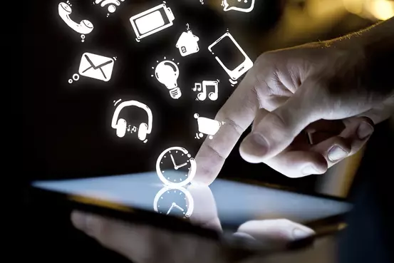 smartphone libérant des applications